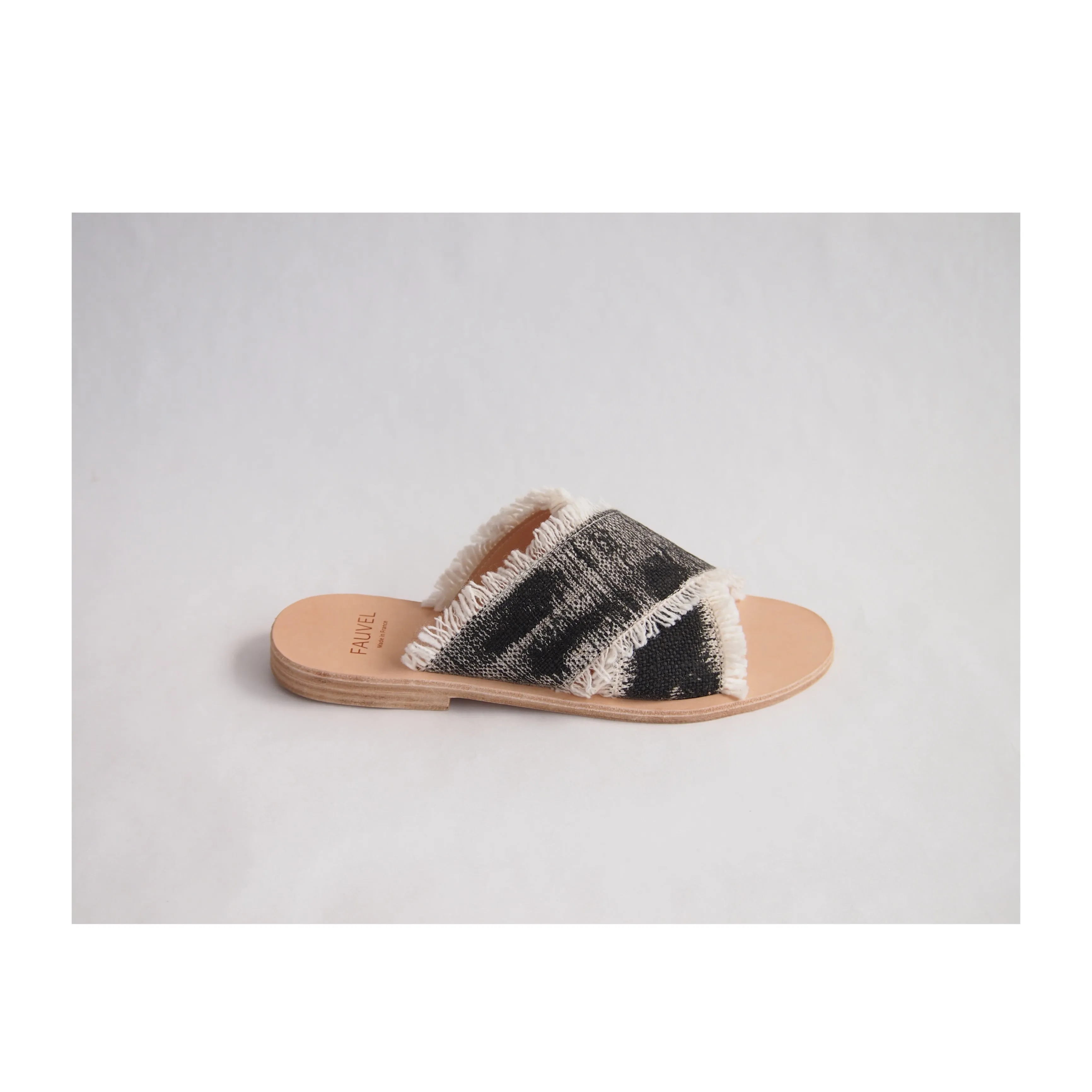 BRUSH BLACK SANDAL