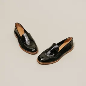 Closed toe and round loafers in black pleated patent