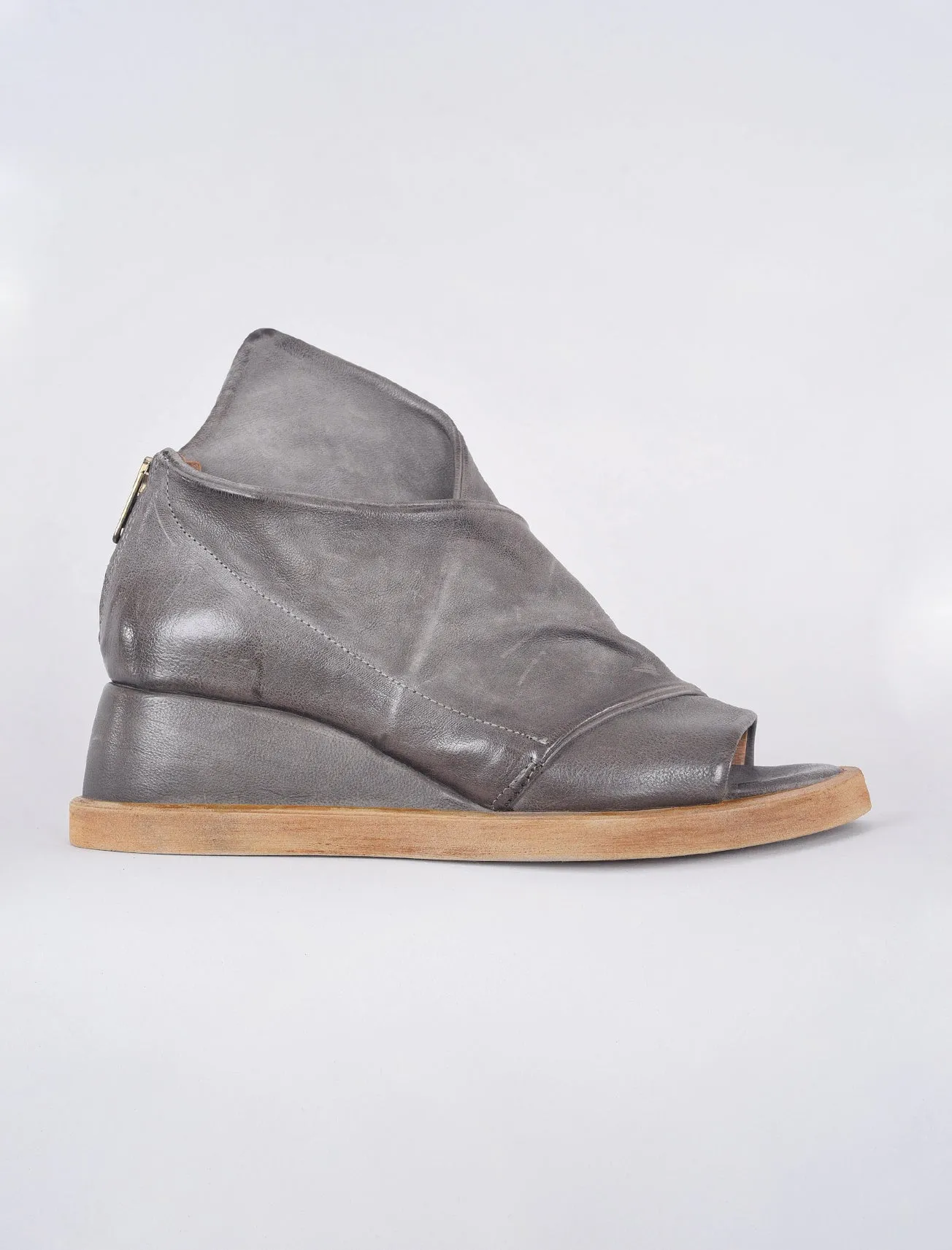 Craig Sandal, Cenere Gray