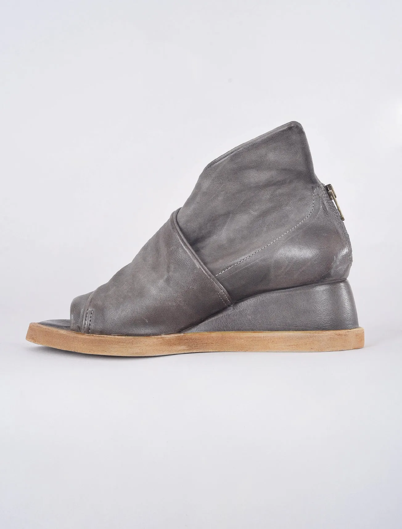 Craig Sandal, Cenere Gray