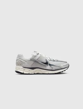 NIKE WOMEN'S NIKE VOMERO 5 PHOTON DUST   WHITE