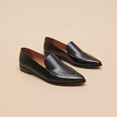 Pointed-toe loafers in black leather