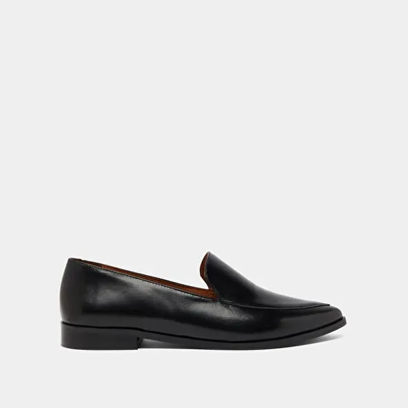 Pointed-toe loafers in black leather