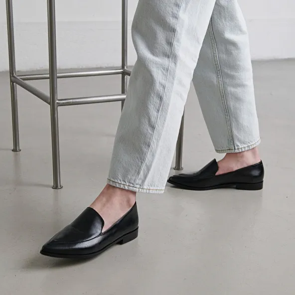 Pointed-toe loafers in black leather