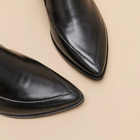 Pointed-toe loafers in black leather