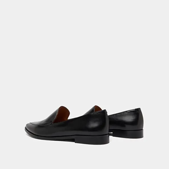 Pointed-toe loafers in black leather