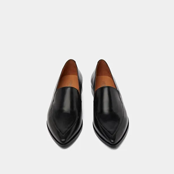 Pointed-toe loafers in black leather