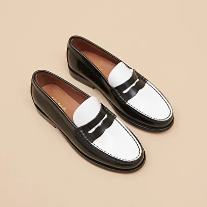 Round-toe loafers in black and white glazed leather