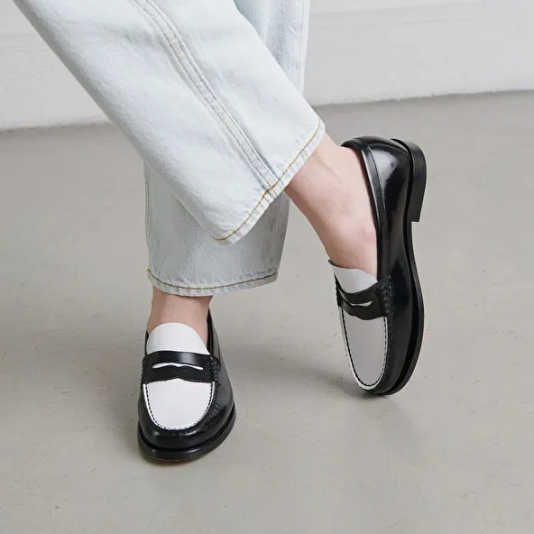 Round-toe loafers in black and white glazed leather