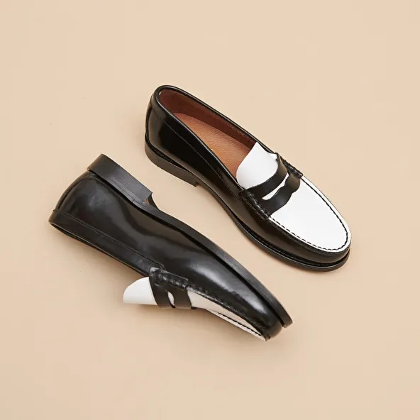 Round-toe loafers in black and white glazed leather