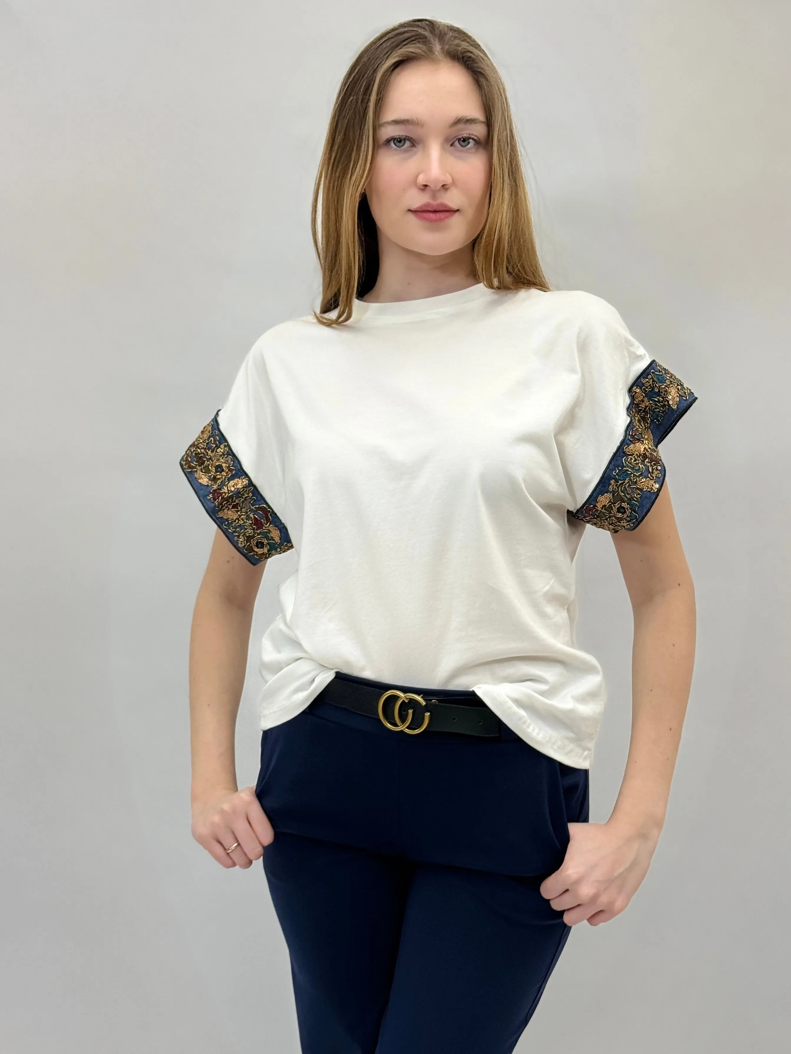 T-shirt comoda in cotone con maniche ricamate