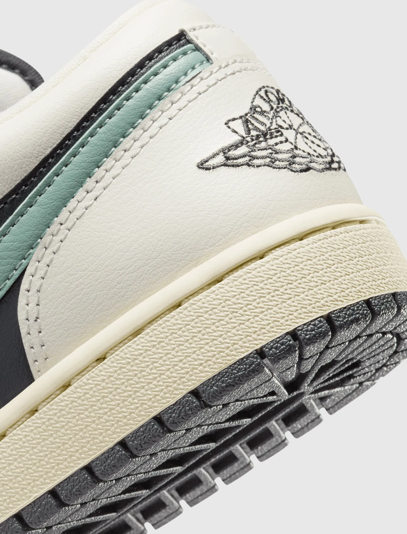 WOMEN'S AIR JORDAN 1 LOW JADE SMOKE